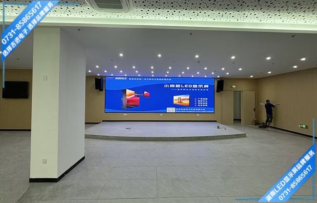 長(zhǎng)沙寧鄉(xiāng)縣某中學(xué)報(bào)告大廳LED顯示屏.jpg